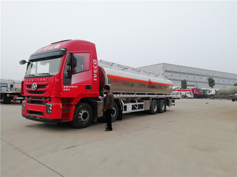 上汽紅巖29.7方前四后八鋁合金運油車，20噸運油車